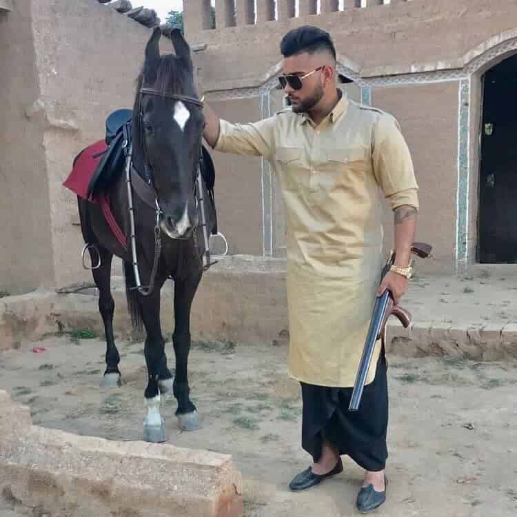 karan aujla pic with horse