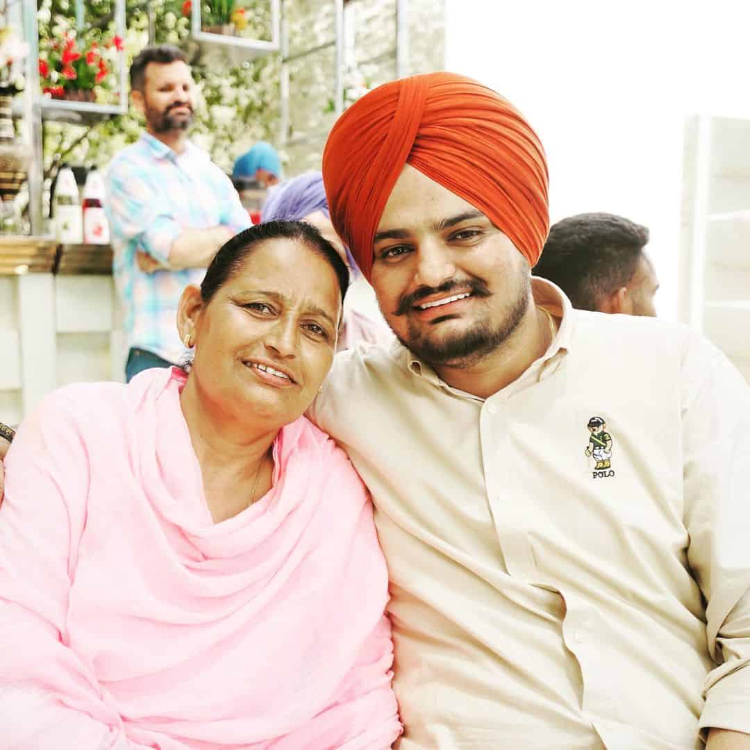 sidhu moose wala with his mother