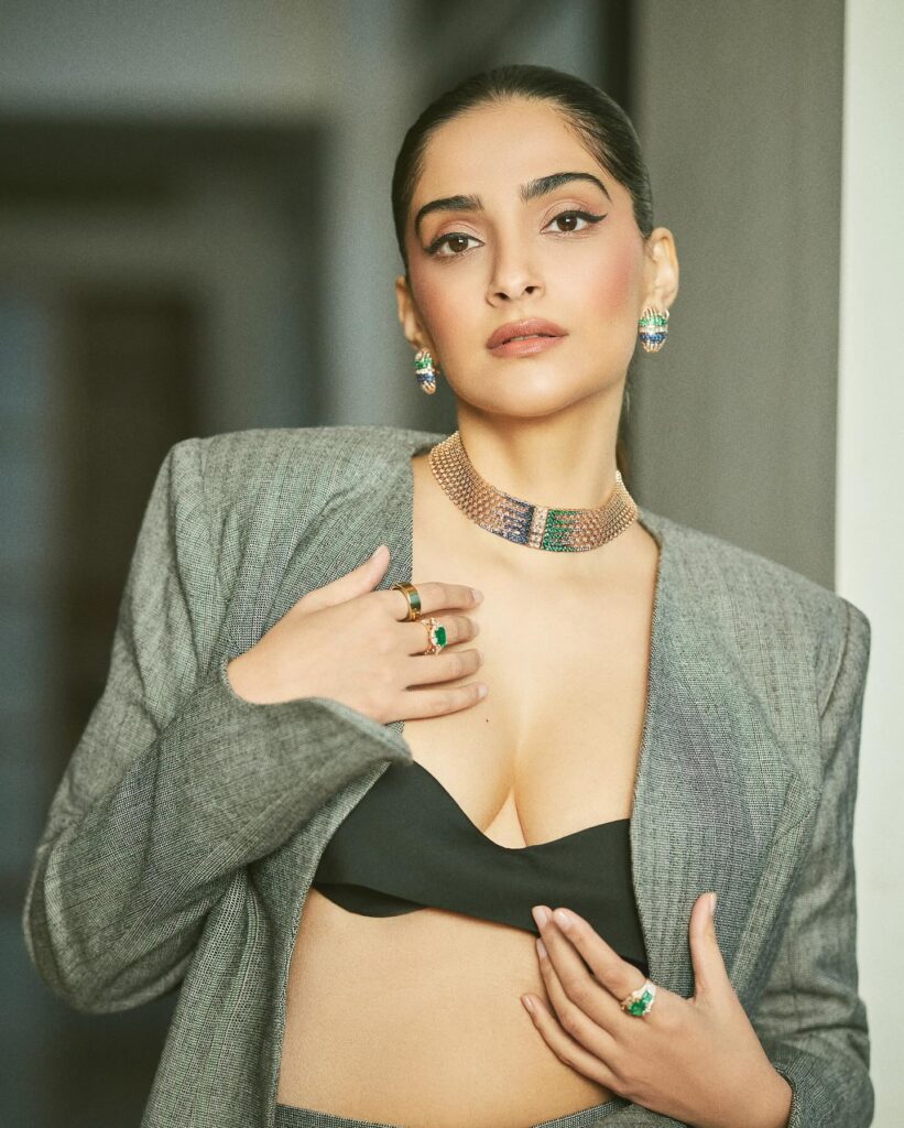 sonam kapoor in specs