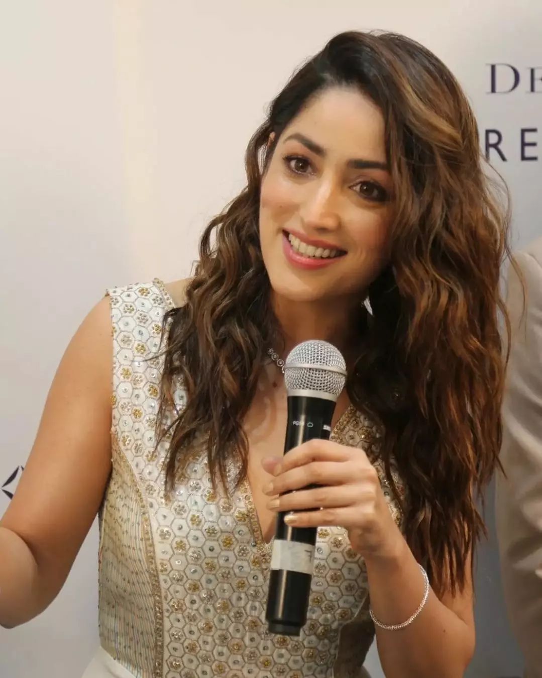 yami gautam bikini pics